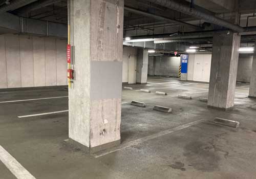 地下駐車場の柱